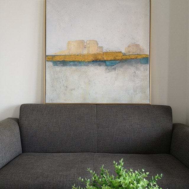 Realizacja vangogi.pl - obraz ręcznie malowany ze złotym akcentem nad sofą
